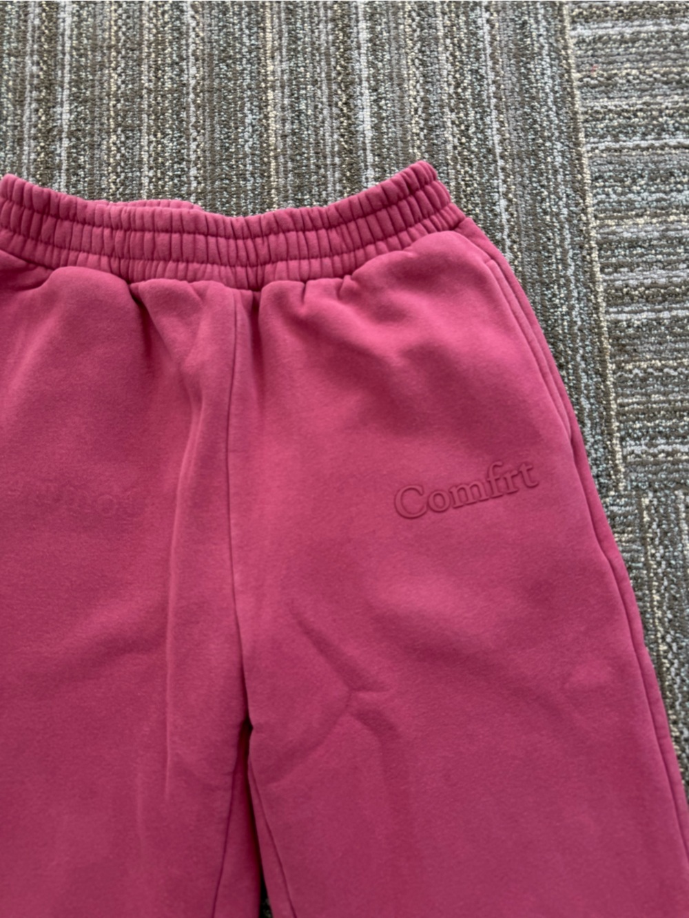 Comfrt | Minimalist Sweatpants in color Berry